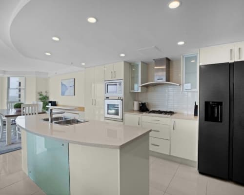 Aqua Vista Resort Maroochydore 2 Bedroom Apartment Kitchen Dining